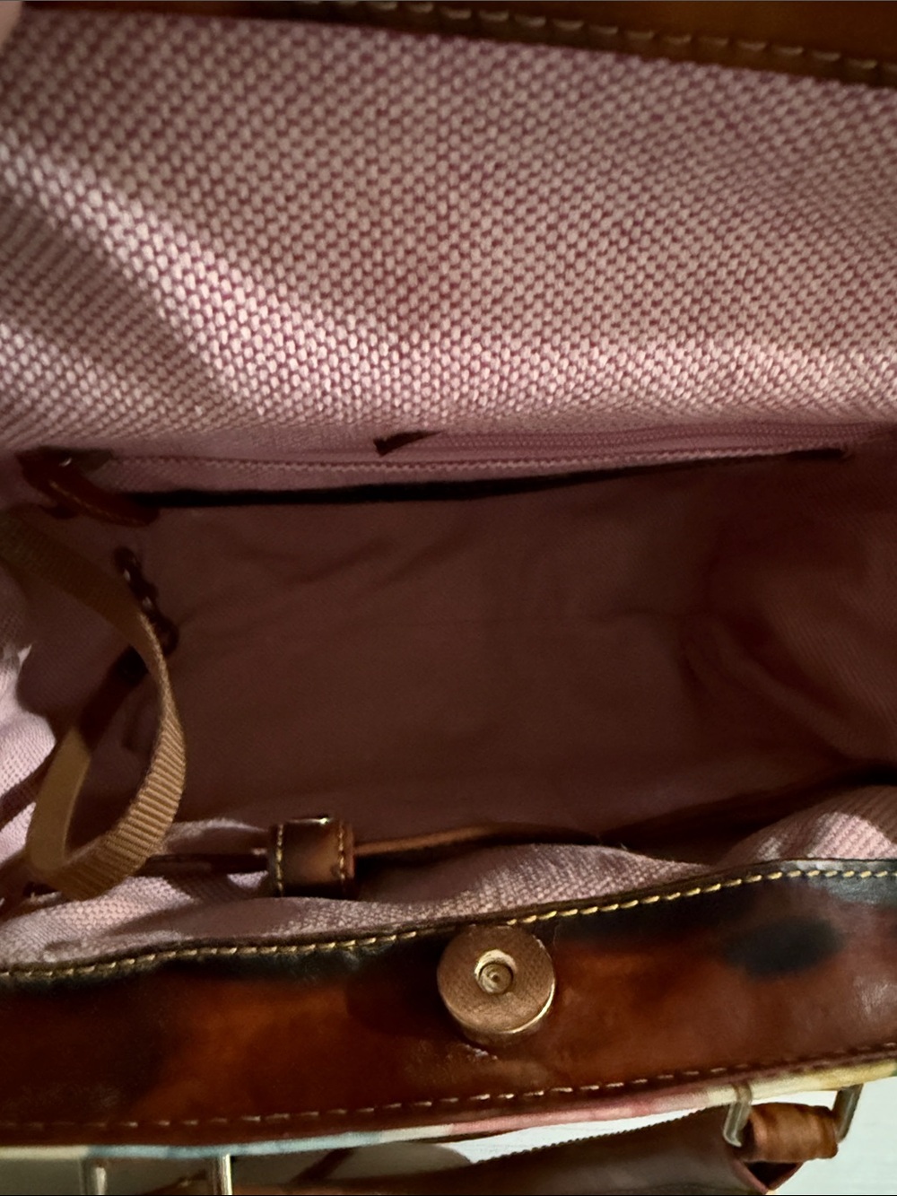 Dooney and Bourke rehab bag. The outside is great. It’s the inside is not. - Picture 4 of 8